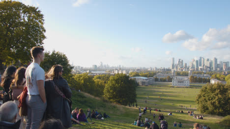 Blick-Auf-Das-Alte-Royal-Naval-College-Mit-Der-Skyline-Der-Stadt-Und-Der-Themse-Dahinter-Vom-Royal-Observatory-Im-Greenwich-Park