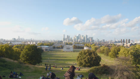 Vista-Del-Antiguo-Colegio-Naval-Real-Con-El-Horizonte-De-La-Ciudad-Y-El-Río-Támesis-Detrás-Del-Observatorio-Real-En-El-Parque-De-Greenwich-1