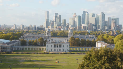 Blick-Auf-Das-Alte-Royal-Naval-College-Mit-Der-Skyline-Der-Stadt-Und-Der-Themse-Dahinter-Vom-Royal-Observatory-In-Greenwich-Park-2