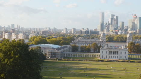 Blick-Auf-Das-Alte-Royal-Naval-College-Mit-Der-Skyline-Der-Stadt-Und-Der-Themse-Dahinter-Vom-Royal-Observatory-In-Greenwich-Park-3