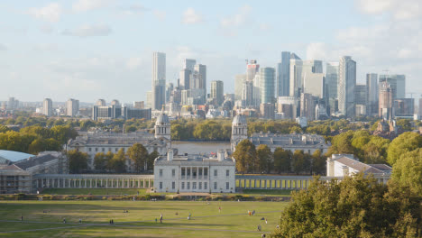 Blick-Auf-Das-Alte-Royal-Naval-College-Mit-Der-Skyline-Der-Stadt-Und-Der-Themse-Dahinter-Vom-Royal-Observatory-In-Greenwich-Park-4