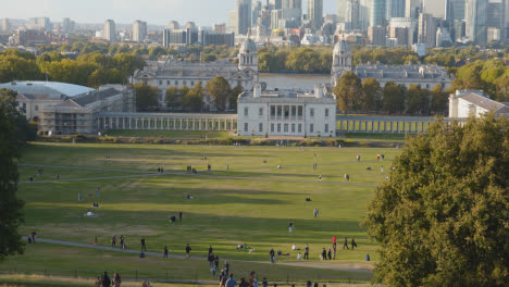 Vista-Del-Antiguo-Colegio-Naval-Real-Con-El-Horizonte-De-La-Ciudad-Y-El-Río-Támesis-Detrás-Del-Observatorio-Real-En-El-Parque-De-Greenwich-5