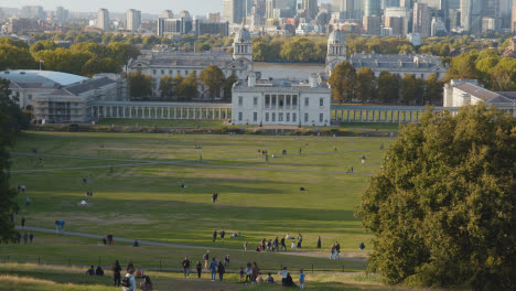 Blick-Auf-Das-Alte-Royal-Naval-College-Mit-Der-Skyline-Der-Stadt-Und-Der-Themse-Dahinter-Vom-Royal-Observatory-In-Greenwich-Park-6