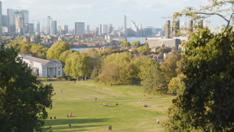 Blick-Auf-Das-Alte-Royal-Naval-College-Mit-Der-Skyline-Der-Stadt-Und-Der-Themse-Dahinter-Vom-Royal-Observatory-In-Greenwich-Park-7