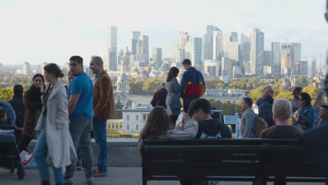 Blick-Auf-Das-Alte-Royal-Naval-College-Mit-Der-Skyline-Der-Stadt-Und-Der-Themse-Dahinter-Vom-Royal-Observatory-In-Greenwich-Park-8