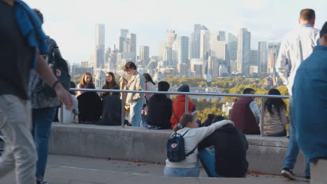 Blick-Auf-Das-Alte-Royal-Naval-College-Mit-Der-Skyline-Der-Stadt-Und-Der-Themse-Dahinter-Vom-Royal-Observatory-In-Greenwich-Park-9