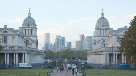 Vista-Del-Antiguo-Colegio-Naval-Real-Con-El-Horizonte-De-La-Ciudad-Desde-El-Parque-De-Greenwich