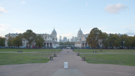 Vista-Del-Antiguo-Colegio-Naval-Real-Con-El-Horizonte-De-La-Ciudad-Desde-El-Parque-De-Greenwich-2