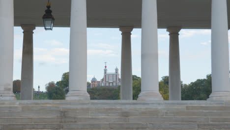 Blick-Auf-Das-Royal-Observatory-Im-Greenwich-Park-Durch-Die-Säulen-Des-Alten-Royal-Naval-College