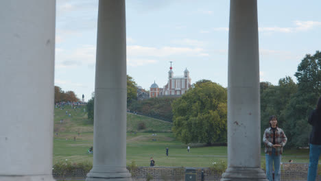 Vista-Del-Observatorio-Real-En-El-Parque-De-Greenwich-A-Través-De-Los-Pilares-Del-Antiguo-Colegio-Naval-Real-1