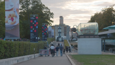 Entrada-Al-Parque-De-Greenwich-Con-Turistas-Al-Atardecer