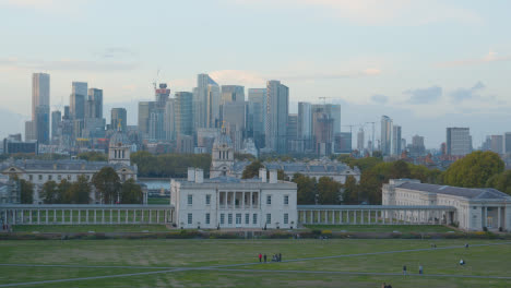 Blick-Auf-Das-Alte-Royal-Naval-College-Mit-Der-Skyline-Der-Stadt-Und-Der-Themse-Dahinter-Vom-Royal-Observatory-Im-Greenwich-Park-In-Der-Abenddämmerung