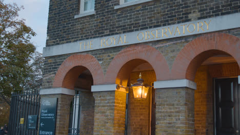 Außenansicht-Des-Royal-Observatory-Im-Greenwich-Park-London-Uk-In-Der-Abenddämmerung