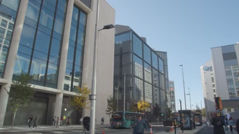 Moderne-Bürogebäude-Im-Stadtzentrum-Von-Cardiff-Mit-Fußgängern