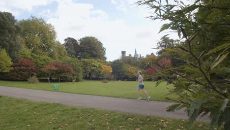 Herbstlicher-Blick-Auf-Den-Bute-Park-In-Cardiff-Wales-Mit-Einer-Person,-Die-Den-Weg-Entlang-Läuft