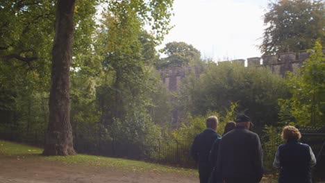 Herbstlicher-Blick-Auf-Den-Bute-Park-In-Cardiff-Wales-Mit-Menschen,-Die-Auf-Die-Burgmauern-Schauen