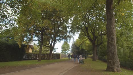 Gente-Caminando-Por-El-Parque-Bute-En-Cardiff-Gales-En-Otoño-1