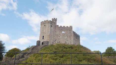 Walisische-Flagge-Von-Cardiff-Castle-Gegen-Blauen-Himmel-1