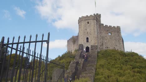 Walisische-Flagge-Von-Cardiff-Castle-Gegen-Blauen-Himmel-2