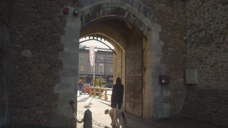 Exterior-Del-Arco-En-El-Castillo-De-Cardiff-En-Gales-Con-Turistas