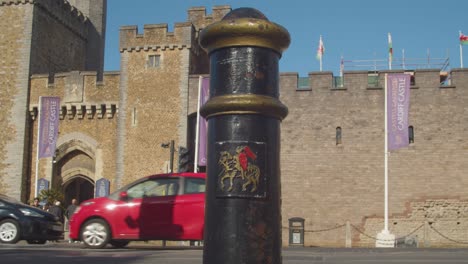 Poller-Mit-Ritter-Zu-Pferd-Außerhalb-Von-Cardiff-Castle-In-Wales-Mit-Touristen-1