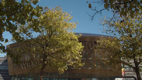 Äußeres-Des-Jahrtausendzentrums-In-Cardiff-Wales-Mit-Herbstbäumen