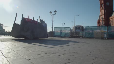 Die-Gedenkskulptur-Der-Handelsseeleute-In-Cardiff-Bay