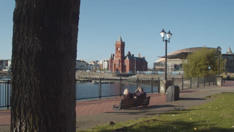 Vista-A-Través-De-La-Bahía-De-Cardiff-Hasta-El-Edificio-Pierhead-En-Gales-2