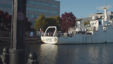 Arrastrero-De-Pesca-Amarrado-En-La-Bahía-De-Cardiff-Gales-1