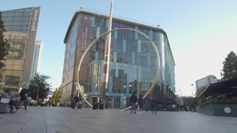 Exterieur-Der-Bibliothek-Von-Cardiff-In-Wales-Mit-Moderner-Architektur-Und-Skulptur