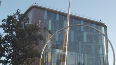 Exterior-De-La-Biblioteca-De-Cardiff-En-Gales-Con-Arquitectura-Moderna-Y-Escultura-3