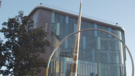 Außenseite-Der-Bibliothek-Von-Cardiff-In-Wales-Mit-Moderner-Architektur-Und-Skulptur-3