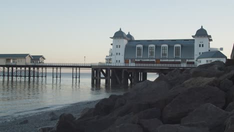 Penarth-Pier-Und-Pavilion-Theater-In-Wales-In-Der-Abenddämmerung-Vom-Strand-2