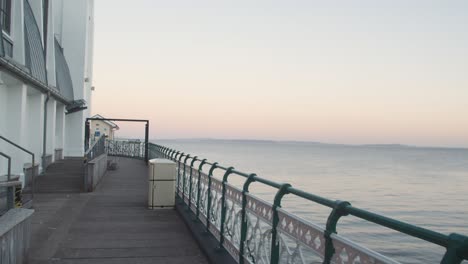 Zu-Fuß-Am-Penarth-Pier-In-Wales-In-Der-Abenddämmerung