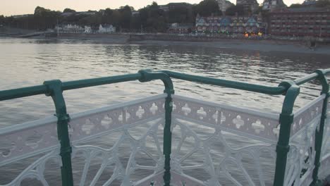 Blick-Vom-Penarth-Pier-In-Wales-In-Richtung-Stadt-In-Der-Abenddämmerung