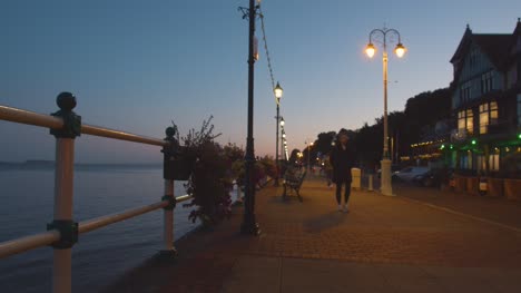 Strandpromenade-In-Penarth-Wales-In-Der-Abenddämmerung