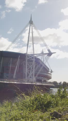 Video-Vertical-Que-Muestra-El-Exterior-Del-Estadio-Deportivo-Del-Principado-En-Cardiff-Gales-2