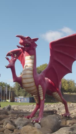 Vertikales-Video-Des-Modells-Des-Roten-Drachen-Außerhalb-Von-Cardiff-Castle,-Wales