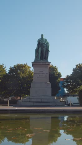 Video-Vertical-De-La-Estatua-Del-Marqués-De-Bute-En-Callaghan-Square-Cardiff-Gales