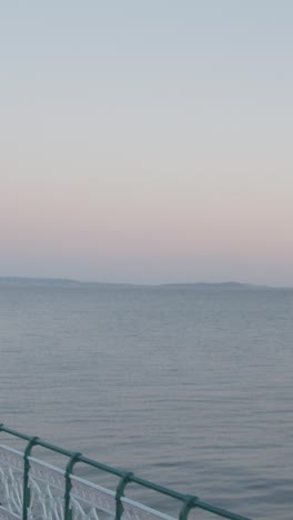 Vertikales-Video-Der-Ansicht-Entlang-Des-Penarth-Piers-In-Wales-In-Der-Abenddämmerung