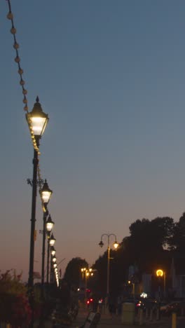 Vertikales-Video-Der-Strandpromenade-In-Penarth-Wales-In-Der-Abenddämmerung