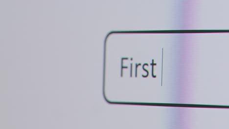 Nahaufnahme-Des-Bildschirms-Mit-Der-Person,-Die-Den-Ersten-Käufer-In-Die-Computersuchmaschine-Eingibt