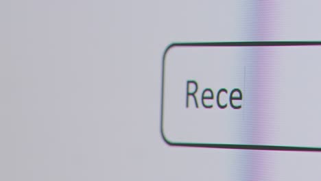 Primer-Plano-De-La-Pantalla-Con-Los-Precios-De-La-Vivienda-De-La-Recesión-De-La-Persona-En-El-Motor-De-Búsqueda-De-La-Computadora