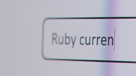 Nahaufnahme-Des-Bildschirms-Mit-Einer-Person,-Die-Ruby-Currency-In-Eine-Computersuchmaschine-Eingibt