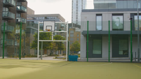 Vista-Del-Gol-En-Un-Campo-De-Fútbol-Artificial-Vacío-En-El-área-Urbana-2-De-La-Ciudad