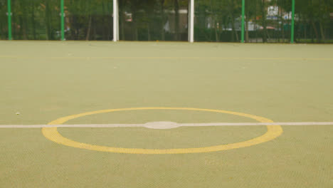 Campo-De-Fútbol-Artificial-En-El-área-Urbana-De-La-Ciudad-Con-Una-Pareja-Joven-Pateando-Fútbol-3