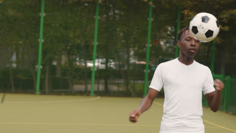 Cerca-De-Un-Campo-De-Fútbol-Artificial-En-El-área-Urbana-De-La-Ciudad-Con-Una-Pareja-Joven-Pateando-Fútbol