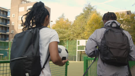 Pareja-Joven-Pateando-Y-Pasando-Fútbol-En-Un-Campo-De-Fútbol-Artificial-En-El-área-Urbana-De-La-Ciudad-4