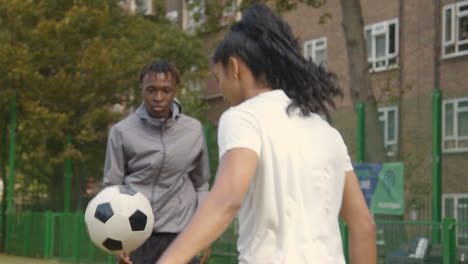 Retrato-De-Una-Joven-Sosteniendo-Fútbol-En-Un-Campo-De-Fútbol-Artificial-En-El-área-Urbana-De-La-Ciudad-2