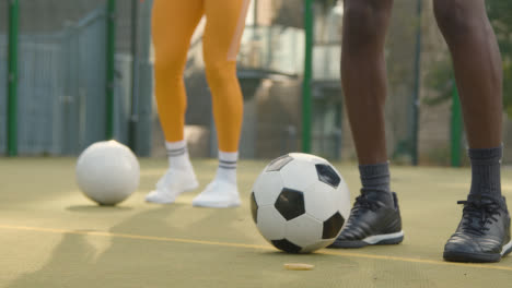 Retrato-De-Una-Joven-Sosteniendo-Fútbol-En-Un-Campo-De-Fútbol-Artificial-En-El-área-Urbana-3-De-La-Ciudad